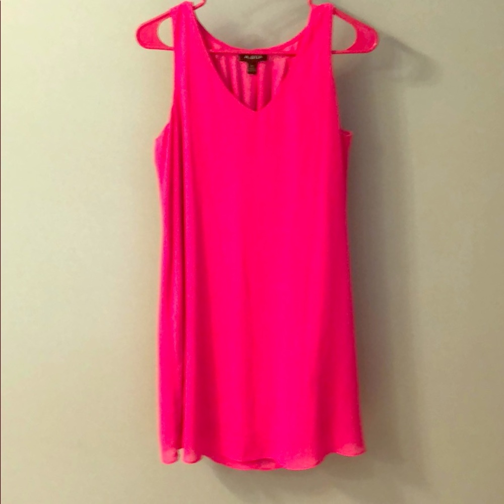 Sleeveless dress .